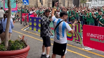 La reacción de un hincha argentino en el Fan Fest de Guadalajara cuando fue abucheado por una multitud de mexicanos