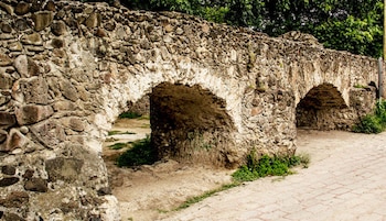 El acueducto Los Arcos es una estructura de tres arcos de piedra construida en el siglo XVIII. (Imagen Ilustrativa Gobierno de México)