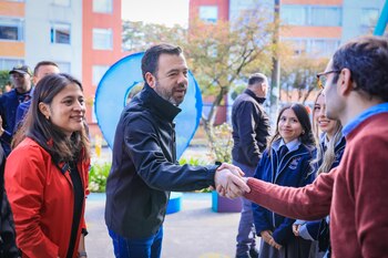 Bogotá aprobó una resolución que limita el uso de celulares y pantallas en colegios públicos y privados para proteger el tiempo de aprendizaje - crédito Alcaldía