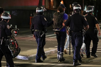 Oficiales de policía detienen a