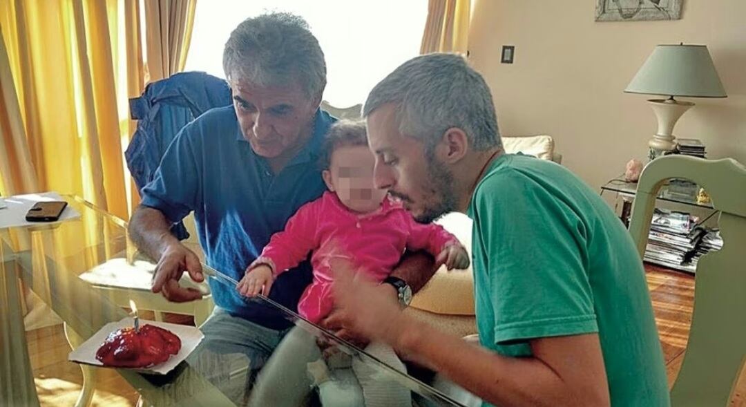 Roberto Fernández Montes junto a su yerno Santiago Corona y uno de sus nietos