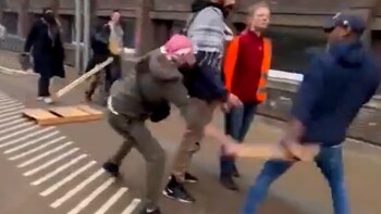 Estudiantes antiisraelíes armados con palos