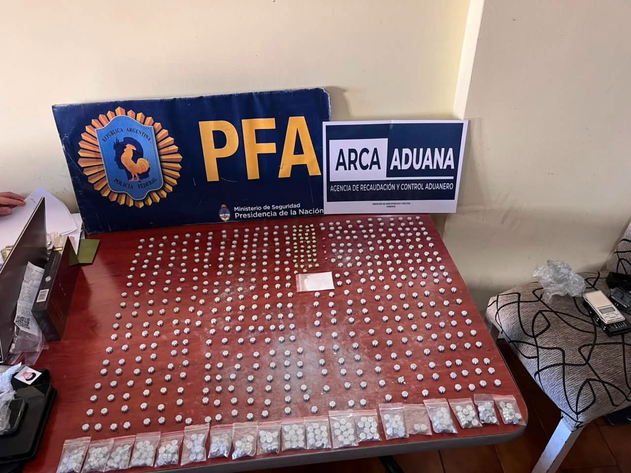 La Policía Federal Argentina y Aduana encontraron 629 pastillas de catinonas sintéticas, con un valor estimado en 20 mil dólares