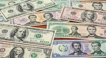 Varios billetes de cien, cincuenta, veinte, diez, cinco y un dólar estadounidense, billetes de lempira hondureña, quetzal guatemalteco y peso dominicano