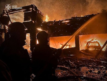 Bomberos trabajan en el lugar