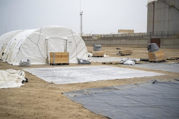 Instalación de nuevas tiendas de campaña junto al Banco de Alimentos de Ceuta. (Marcos Moreno / Europa Press)