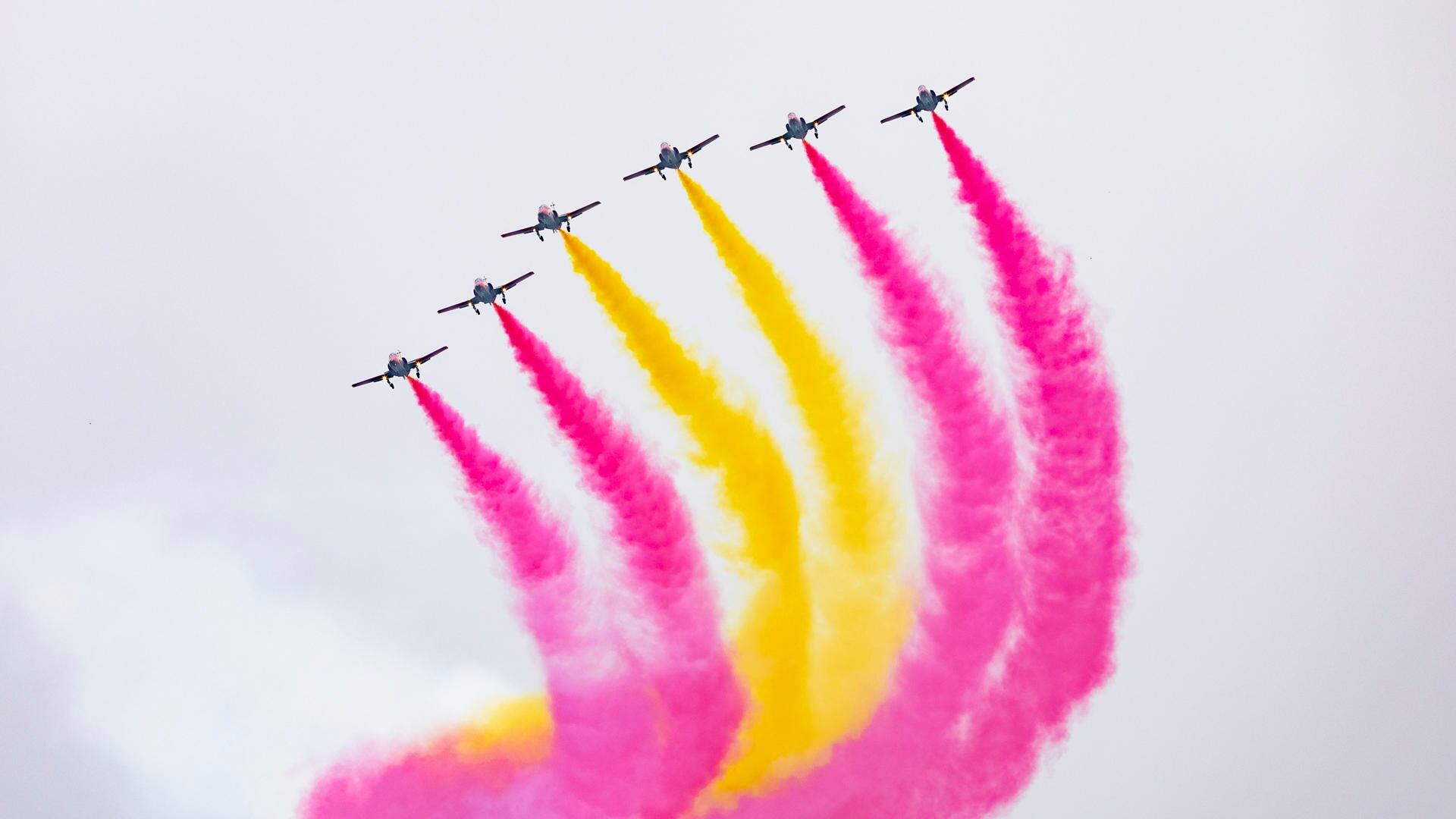 La emblemática Patrulla Águila sobrevuela el cielo de Murcia (EFE/ Marcial Guillén)