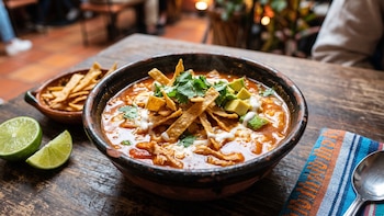 Sopa de tortilla: la receta mexicana económica y deliciosa que es fácil de preparar