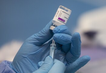 25/03/2021 Una profesional sanitaria sostiene una jeringuilla con un vial de la vacuna contra la COVID-19 de AstraZeneca
POLITICA
María José López - Europa Press