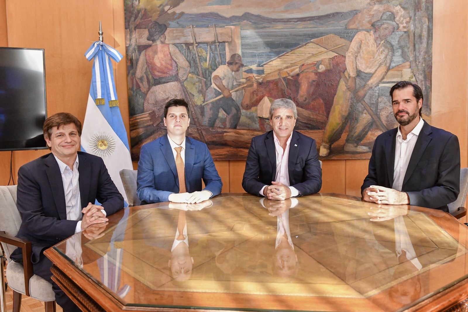 Luis Caputo junto a Teófilo Lacroze, CEO de Meitner Energy Latam y Pablo Franzetti, Director de Asuntos Externos y Nuevos Negocios de la empresa en Argentina (Ministerio de Economía)