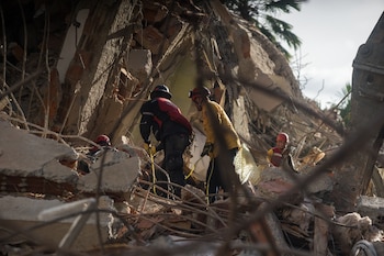 Integrantes de equipos de rescate trabajan en un edifico afectado por un terremoto en la zona de Altamira en Caracas (Venezuela). EFE/ Boris Vergara