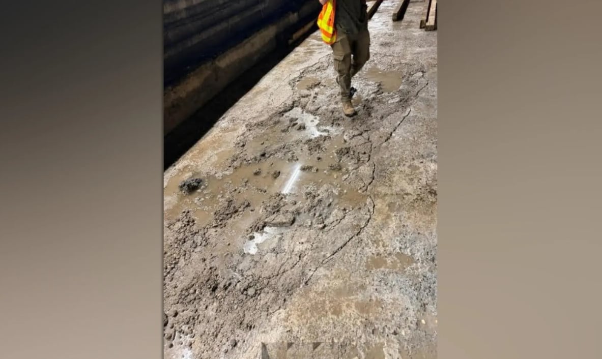Las grietas fueron detectadas durante trabajos de recambio de vías en la estación de 81st Street, donde la base de hormigón del túnel presentaba daños (Obtained by Daily News)