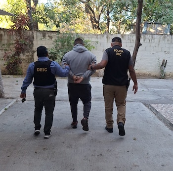 Agentes de la DEIC escoltan