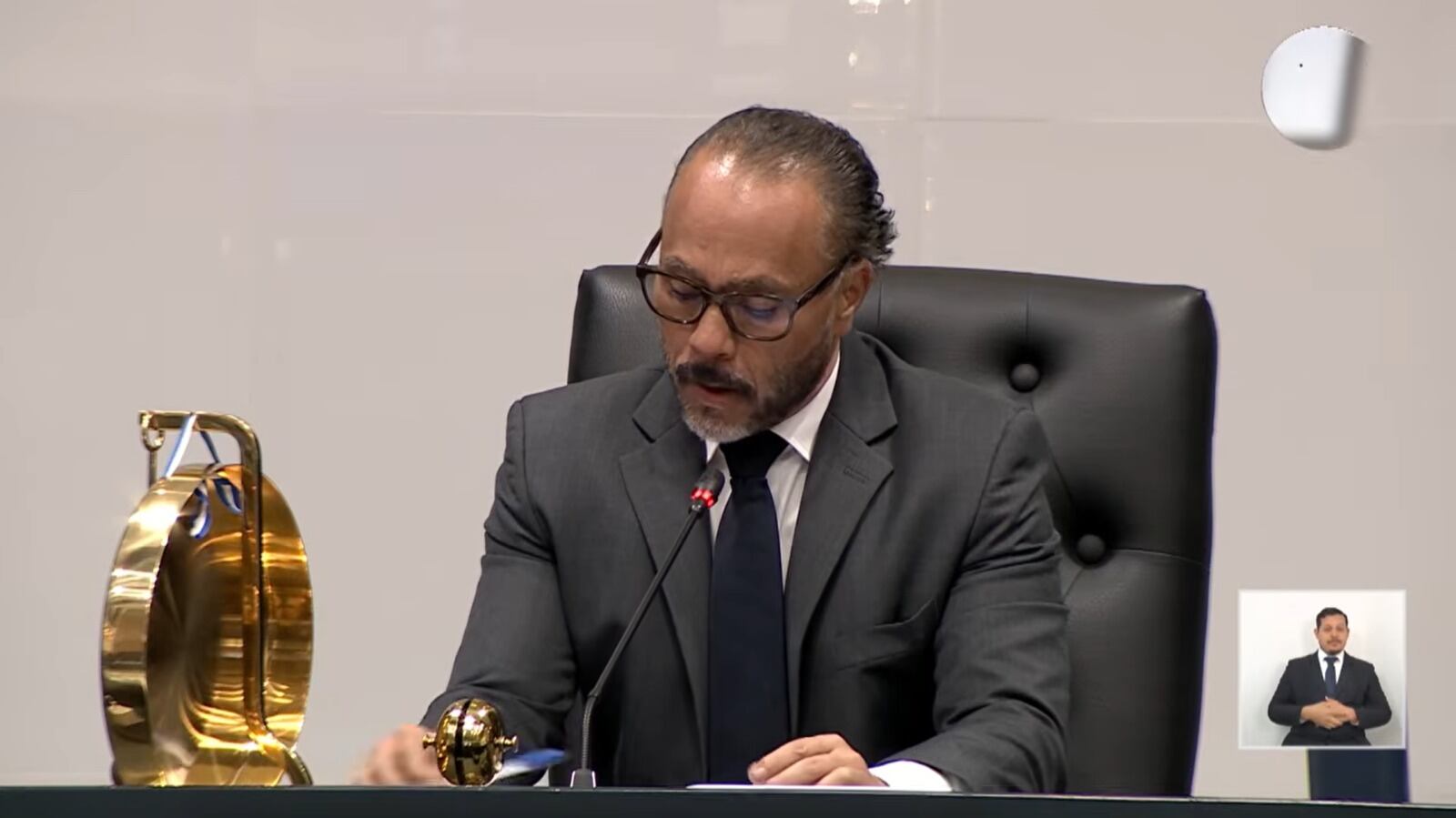 Una propuesta de reforma constitucional promete transformar el sistema penal salvadoreño. El rol del gabinete de seguridad, el respaldo político y la controversia internacional generan tensiones que atraviesan el país.