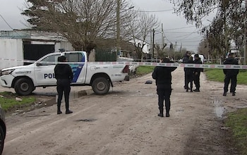 Personal policial y peritos trabajaron en la esquina de Quintana y Remedios de Escalada tras el hallazgo del cuerpo