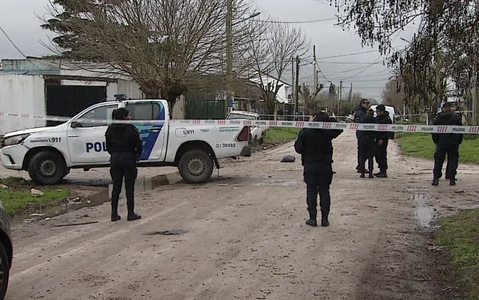 Personal policial y peritos trabajaron en la esquina de Quintana y Remedios de Escalada tras el hallazgo del cuerpo