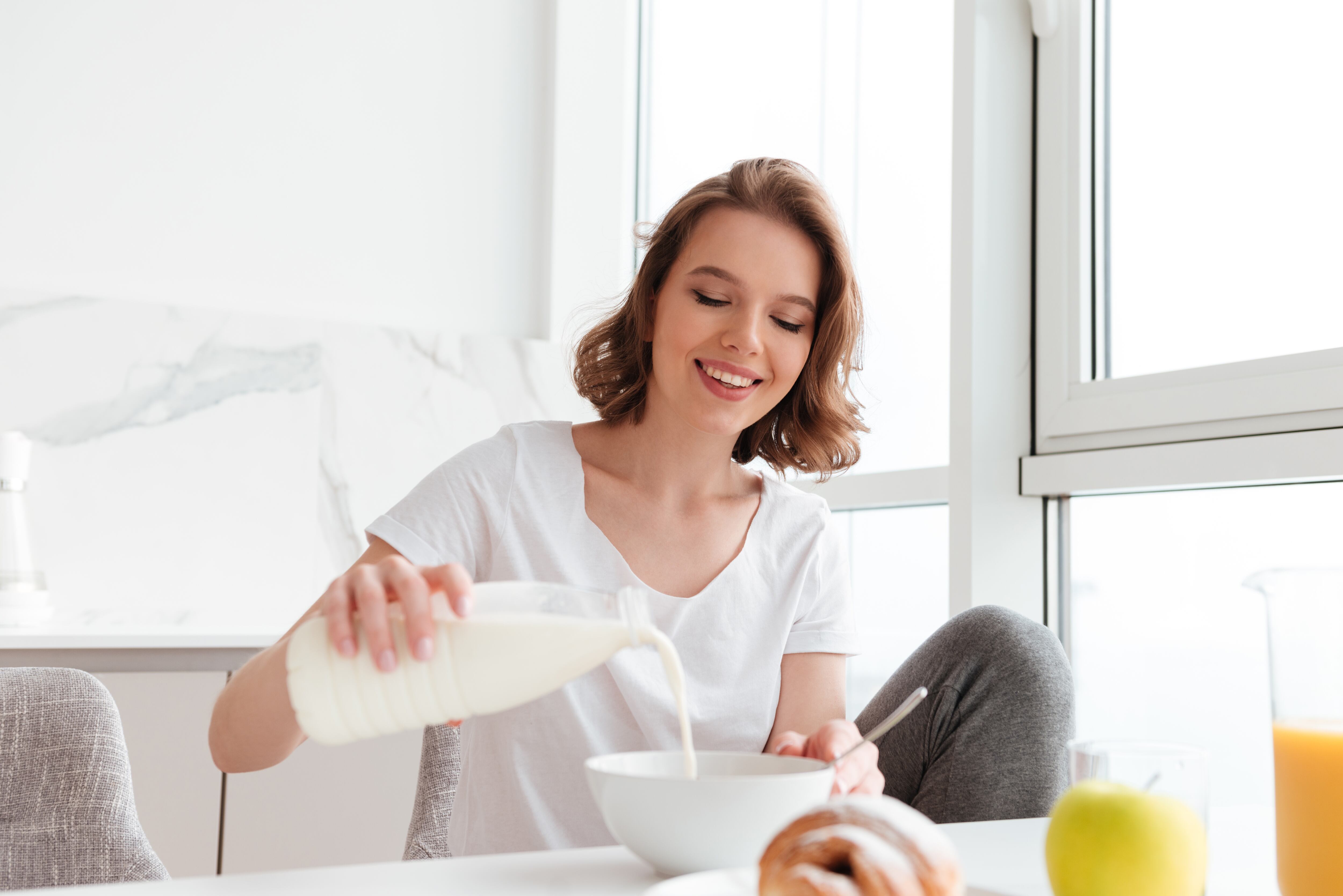 La leche desnatada se posiciona como la opción más ligera para dietas bajas en calorías y grasas (Crédito: Freepik)