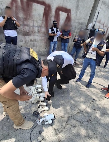 Dispositivos hallados monitoreaban movimientos de pobladores y cuerpos de seguridad, revelando una estrategia sofisticada en diversas zonas del área metropolitana (Foto cortesía PNC)
