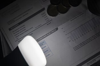 27-12-2021 Una lámpara refleja el