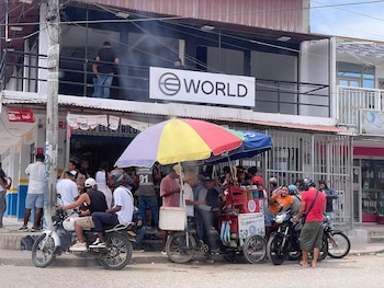 La recolección de datos biométricos en Cartagena generó preocupación por posibles fraudes y apertura de cuentas bancarias sin autorización - crédito @Zadechine / X