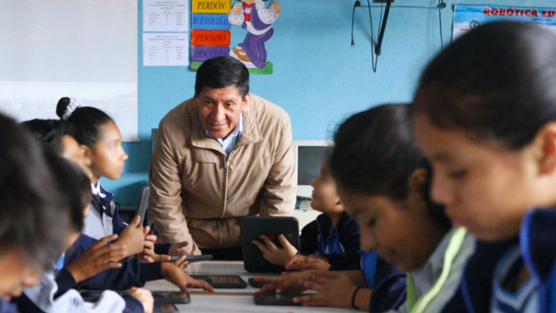 La formación continua busca que los profesores incorporen nuevas herramientas para responder a los cambios educativos y tecnológicos. - Crédito Andina/Eddy Ramos