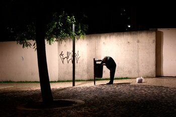 Un hombre busca entre la