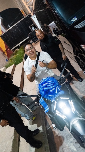 La motocicleta que Eduin Caz le regaló a Ese Pérez es una KTM 1390 Super Duke R