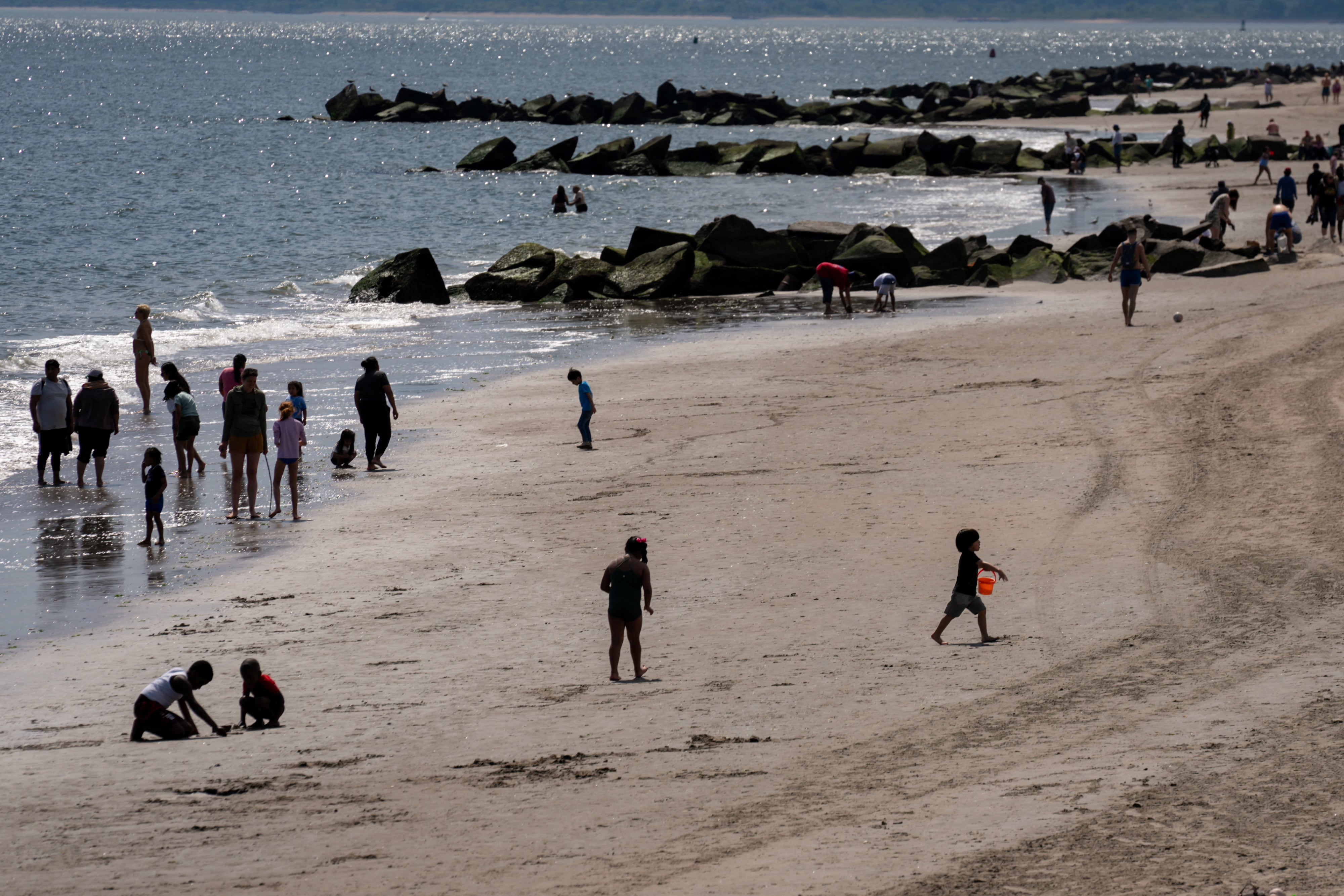 Las lluvias intensas en Nueva York impulsaron el escurrimiento de desechos y contaminantes hacia el mar, una de las causas del aumento de bacterias en las playas. (REUTERS/Angelina Katsanis)