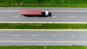 Para el transporte de cargas, la iniciativa se enfoca en los principales ejes de circulación, lo que podría traducirse en mejoras en tiempos de tránsito, menor incertidumbre operativa y una mayor previsibilidad en costos (Foto: Shutterstock)