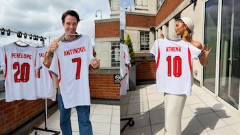 El elenco de ‘La Odisea’ recibió camisetas de la selección inglesa con los nombres de sus personajes rumbo al partido México vs Inglaterra