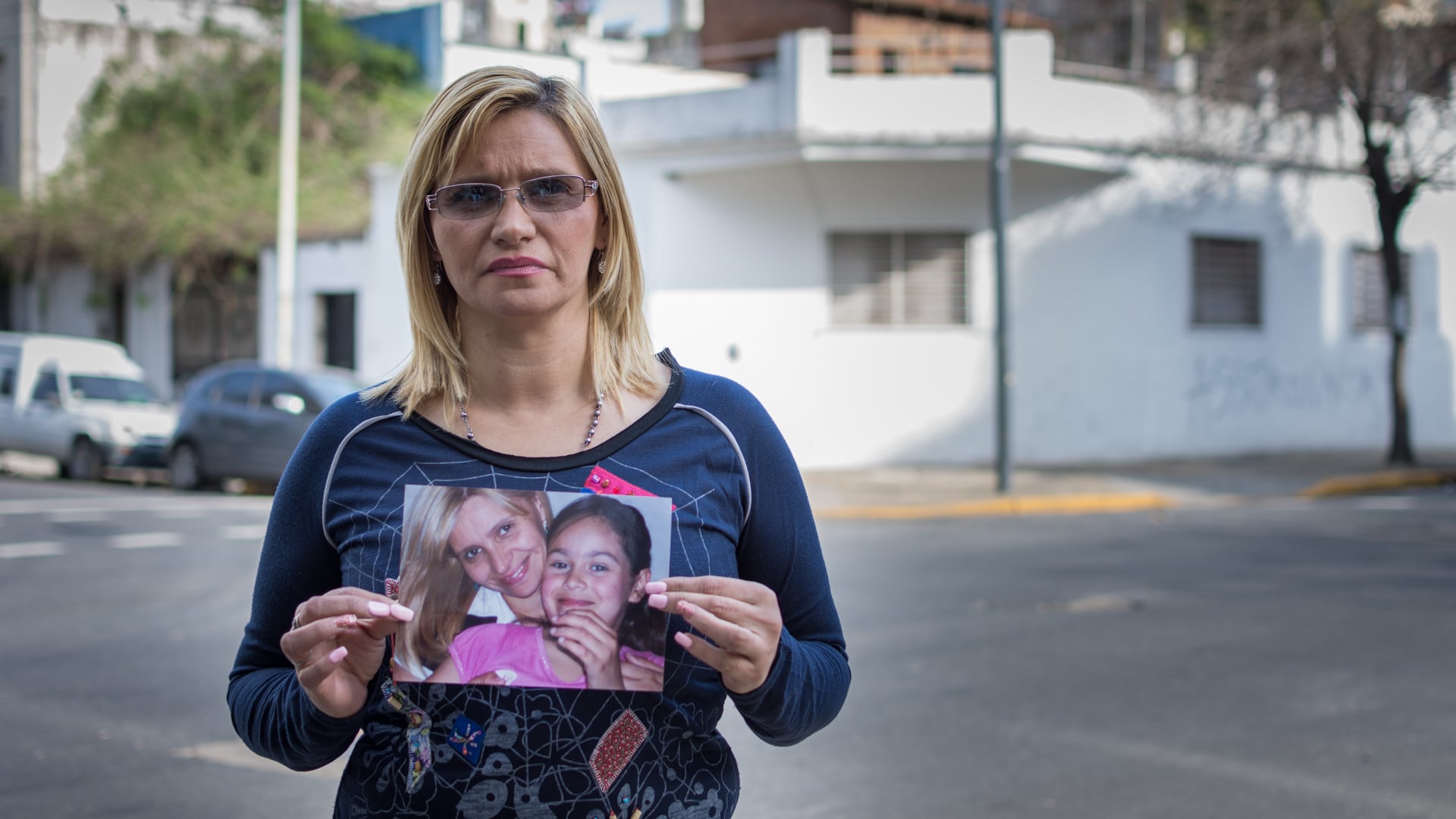 Carola Labrador con una foto de su hija Candela (Martín Rosenzveig)