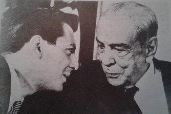 Rómulo Gallegos y Mario Vargas Llosa en agosto de 1967 Vargas Llosa. Cortesía Sonia Gallegos