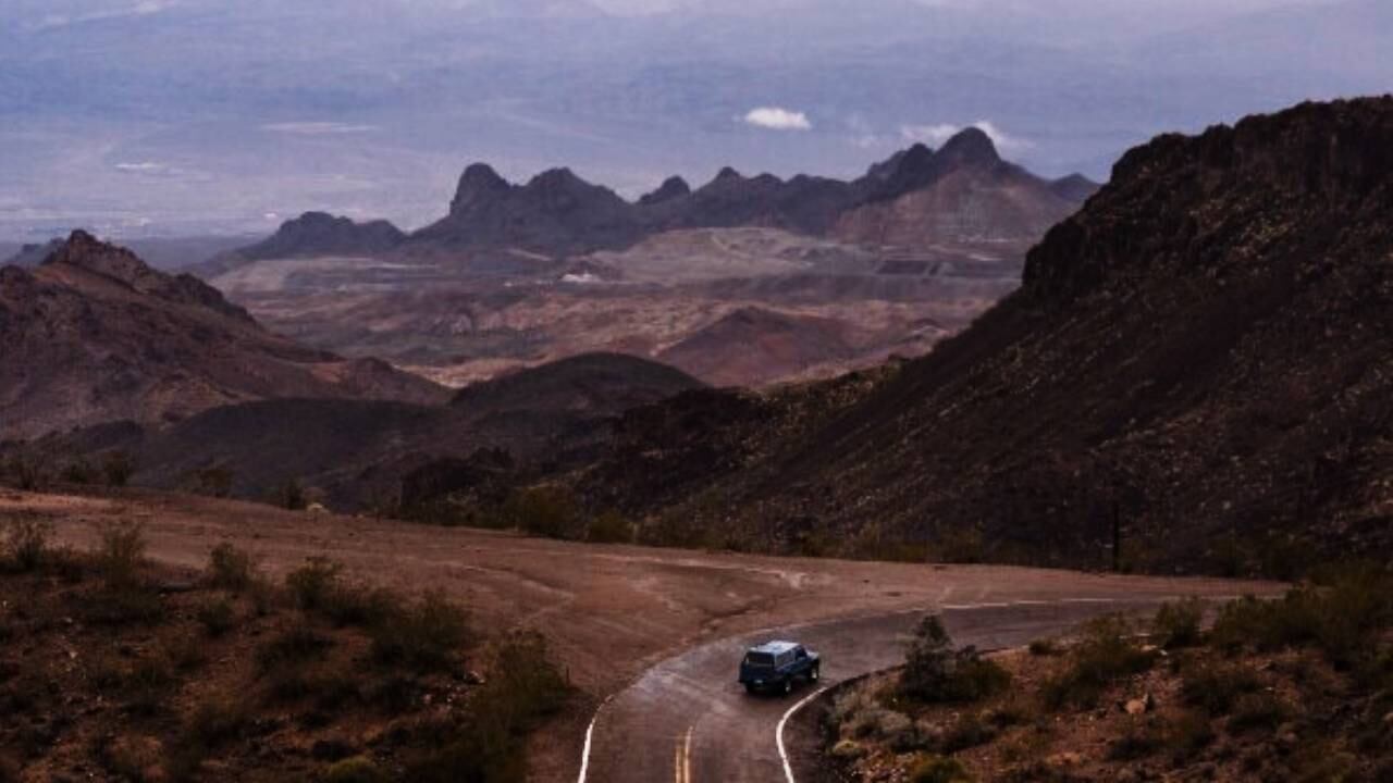 Un vehículo transita por la sinuosa Ruta 66, cerca de Oatman, Arizona. (AP)