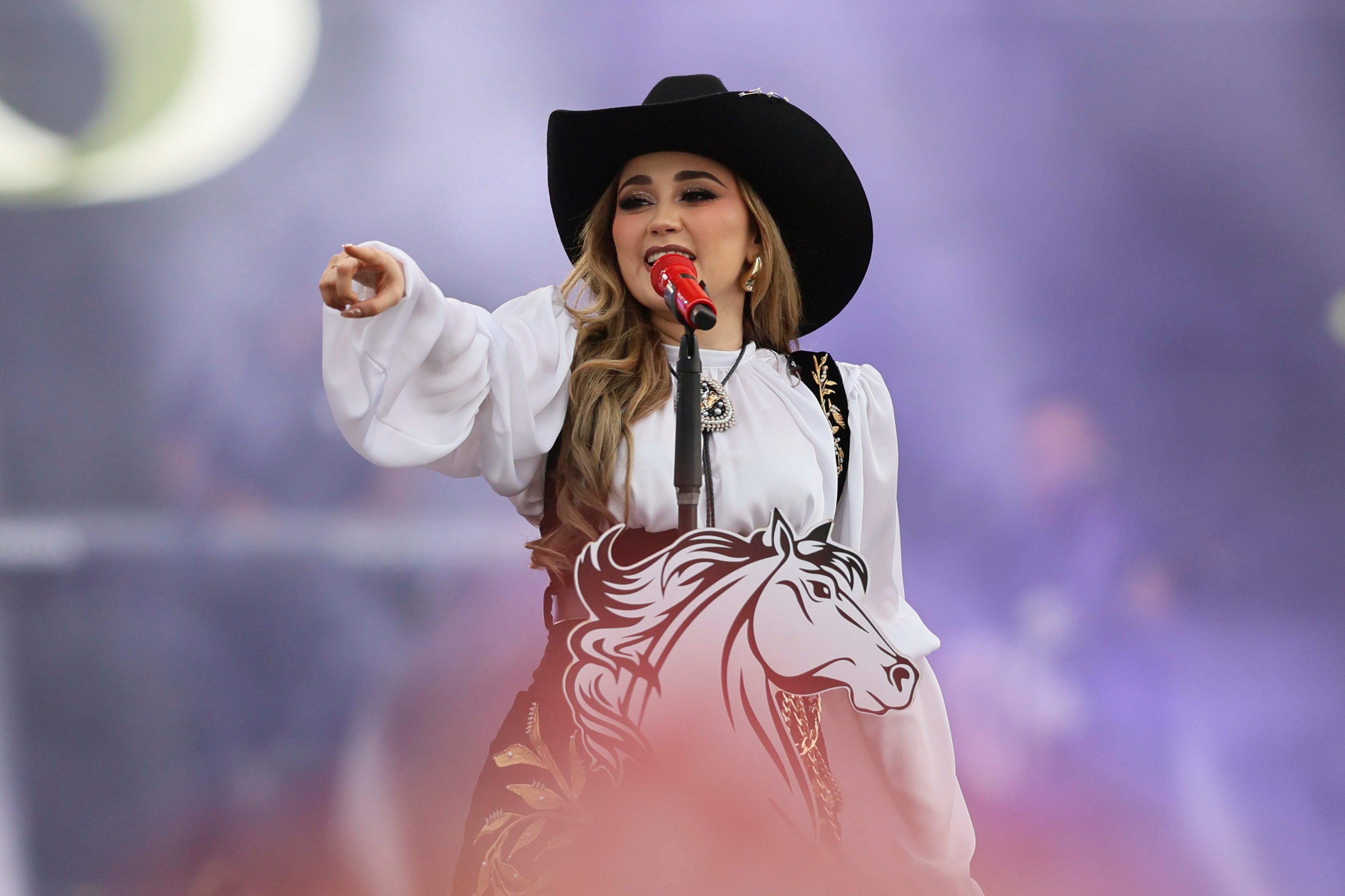 La cantante mexicana Carolina Ross durante su presentación en el festival Arre en la Ciudad de México el 7 de septiembre de 2024. (Foto AP/Ginnette Riquelme)