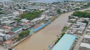 Ecuador suspende clases en cinco provincias tras intensas lluvias que anegaron calles y escuelas