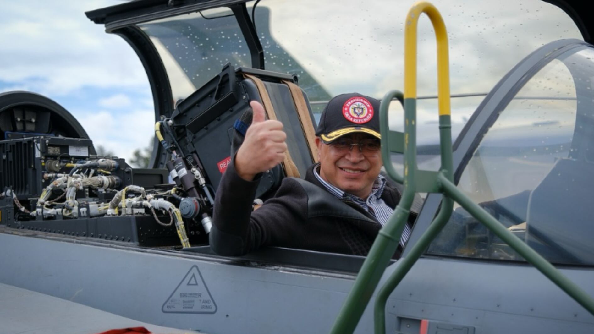 Petro se subió a dos de las nuevas aeronaves suecas que estarán durante la feria en el aeropuerto José María Córdova, y que modernizaran la flota de combate aéreo colombiana - crédito Presidencia de la República