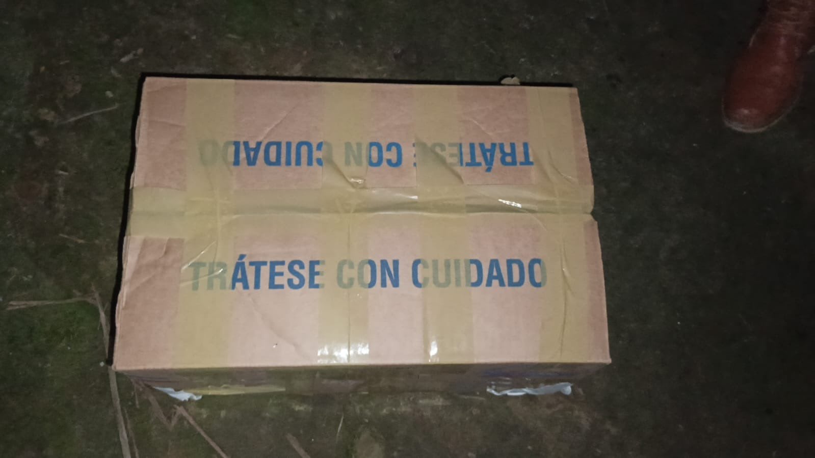 Los padres recibieron a su hija fallecida en esta caja. (X/ Christian Sánchez Mendieta)