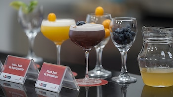 Pisco Sour de arándanos, aguaymanto