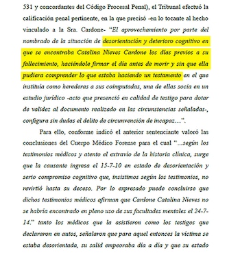 Fragmento de un documento judicial impreso en español con líneas de texto resaltadas en color amarillo