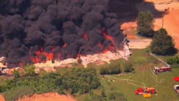 Incendio arrasa planta de reciclaje en Tennessee: evacuaciones, humo tóxico y pérdida total de empleos