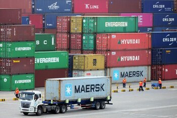 FOTO DE ARCHIVO: Un camión transporta un contenedor en un puerto de Qingdao, provincia de Shandong, China 11 de julio de 2019. REUTERS/Stringer