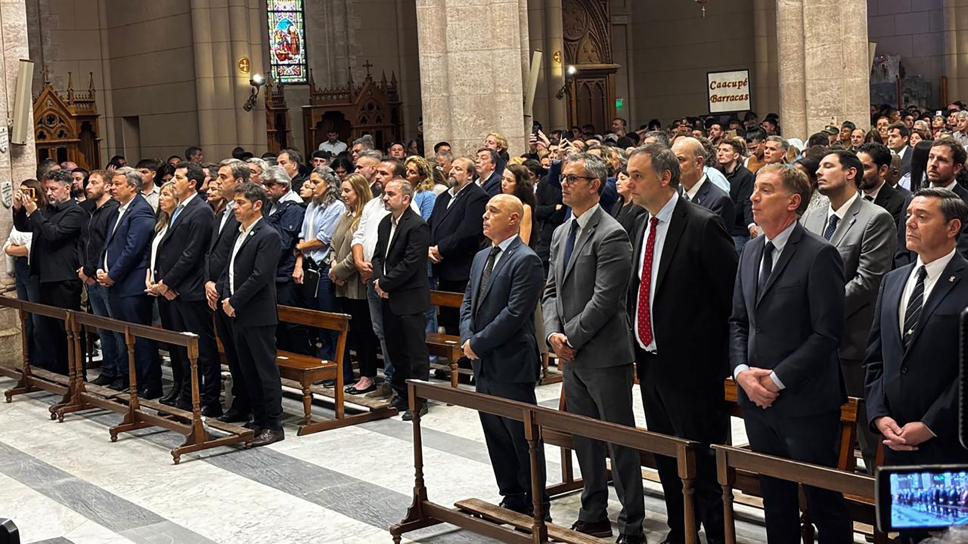 Manuel Adorni en primera fila en la misa de homenaje al Papa Francisco