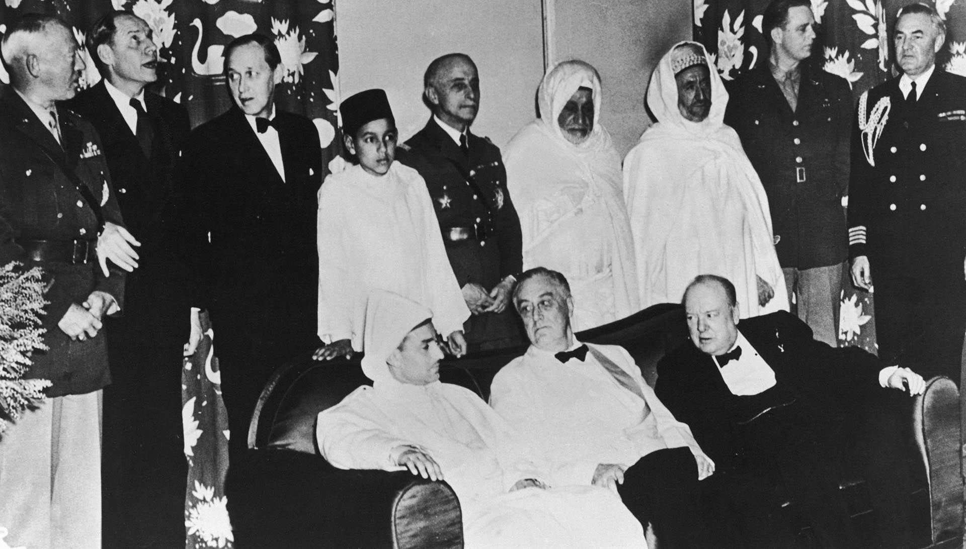 El sultán de Marruecos posa con el presidente Roosevelt y Winston Churchill en Casablanca durante la Segunda Guerra Mundial, en mayo de 1943 (Foto de Fox Photos/Hulton Archive)