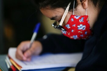 La decisión de dejar de usar el cubrebocas está condicionada a estar en color verde en el semáforo epidemiológico (REUTERS/Daniel Becerril)