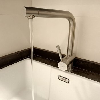 09-11-2021 Agua manando de un