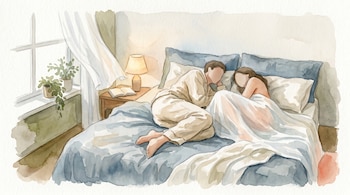 Ilustración acuarela de un dormitorio con cama grande. Dos figuras descansan en ella; una en pijama, la otra bajo una sábana. Ventana, plantas y lámpara.
