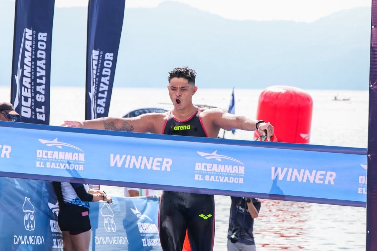 El fondista nacional se adjudicó la victoria absoluta en los 10K del Oceanman El Salvador 2026, consolidando una racha de triunfos en aguas abiertas que alimenta sus aspiraciones continentales (Cortesía: Oceanman El Salvador).