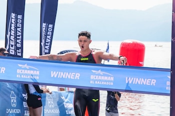 El fondista nacional se adjudicó la victoria absoluta en los 10K del Oceanman El Salvador 2026, consolidando una racha de triunfos en aguas abiertas que alimenta sus aspiraciones continentales (Cortesía: Oceanman El Salvador).