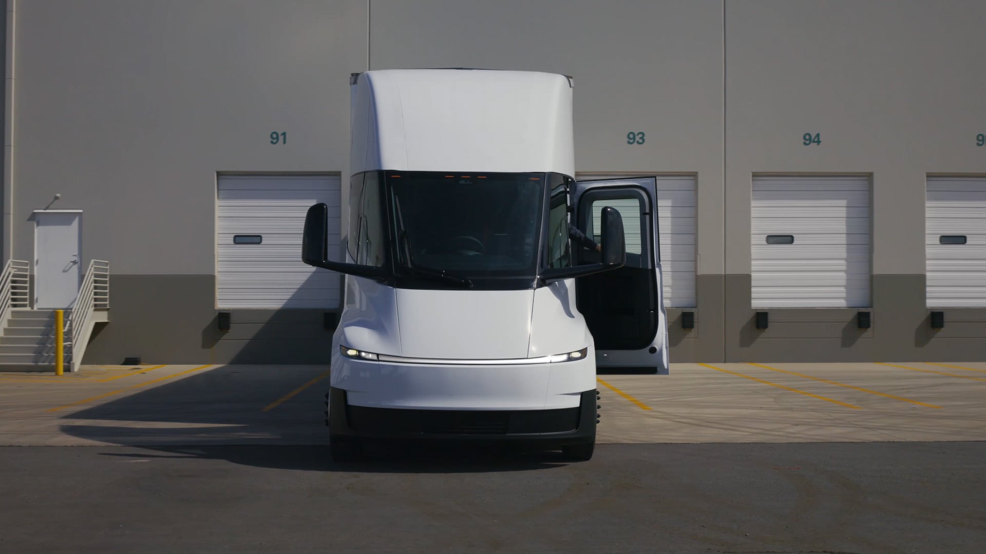 La nueva planta de Tesla en Sparks, Nevada, ocupa 167.000 metros cuadrados y fue diseñada para producir hasta 1.000 camiones Semi por semana. (Tesla)