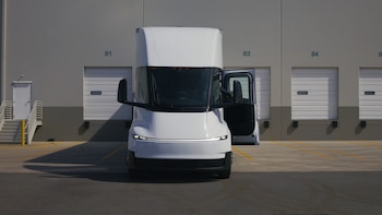 Tesla arrancó la producción masiva de su camión eléctrico Semi: apunta a 50 mil unidades por año